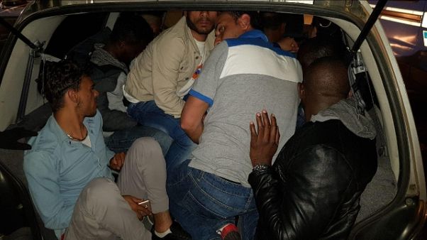 In auto con 11 stranieri, arrestato In auto con 11 stranieri, arrestato