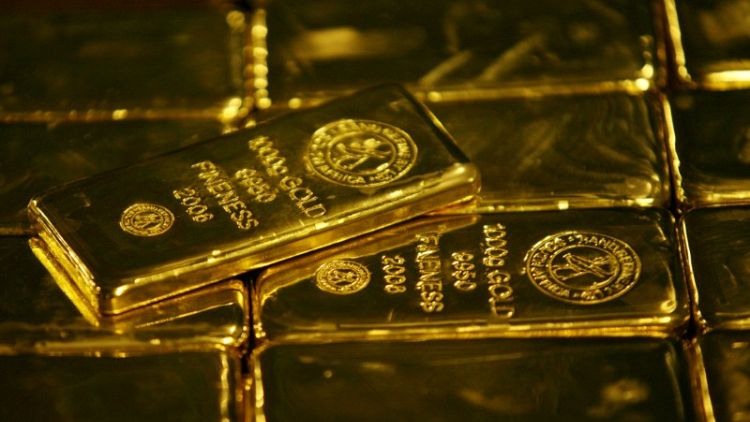 الذهب يهبط مع صعود الدولار وقد يختبر مستوى منخفضا من جديد