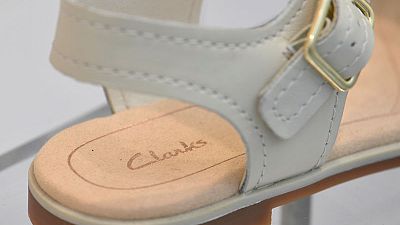 كلاركس تعود لصناعة الأحذية في بريطانيا بعد توقف دام 12 عاما