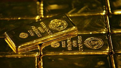 الذهب يرتفع مع تراجع الدولار بعد نشر محضر اجتماع المركزي الأمريكي
