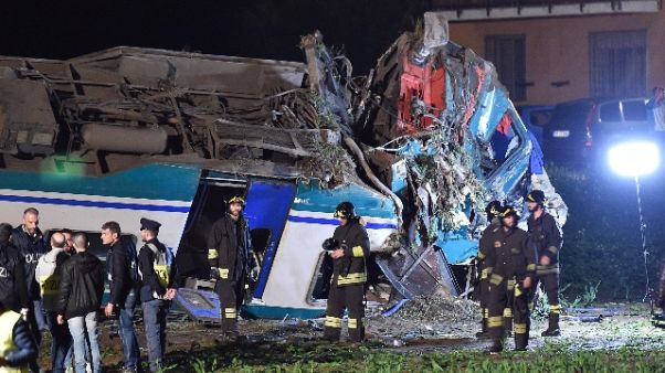 Treno contro tir: grave la capotreno Treno contro tir: grave la capotreno
