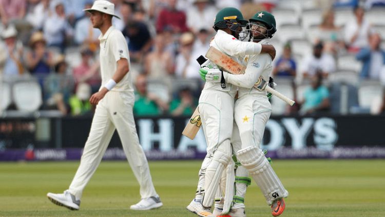 Pakistan crush sorry England at Lord's