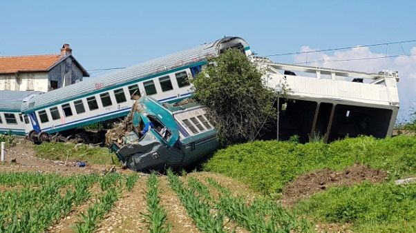 Treno contro tir, travolto camionista Treno contro tir, travolto camionista