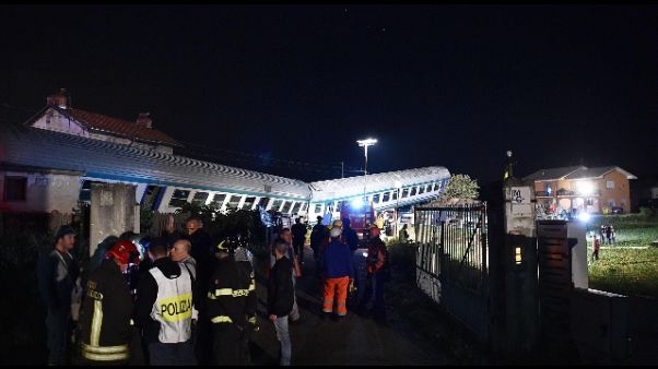 Treno contro Tir, 'sembrava terremoto' Treno contro Tir, 'sembrava terremoto'