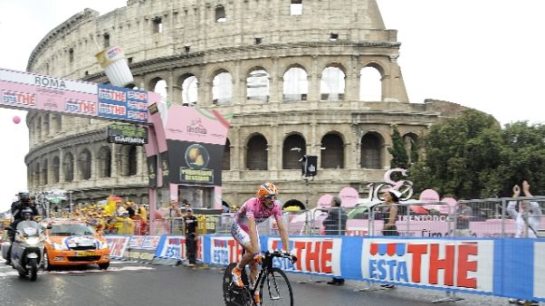 Il Giro a Roma tra buche e proteste Il Giro a Roma tra buche e proteste