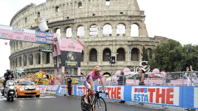 Il Giro a Roma tra buche e proteste