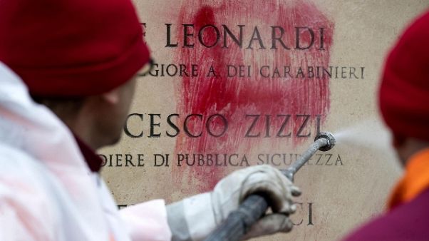 Denunciato per scritta su monumento Moro Denunciato per scritta su monumento Moro