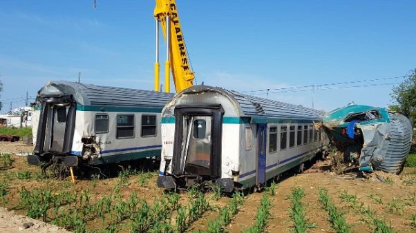 Treno contro tir, rimossi i vagoni Treno contro tir, rimossi i vagoni