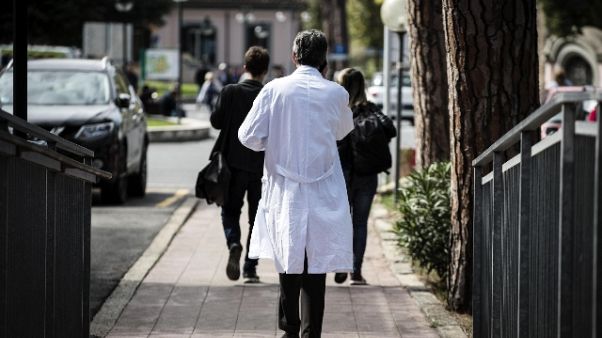 Muore dopo operazione, medico licenziato Muore dopo operazione, medico licenziato
