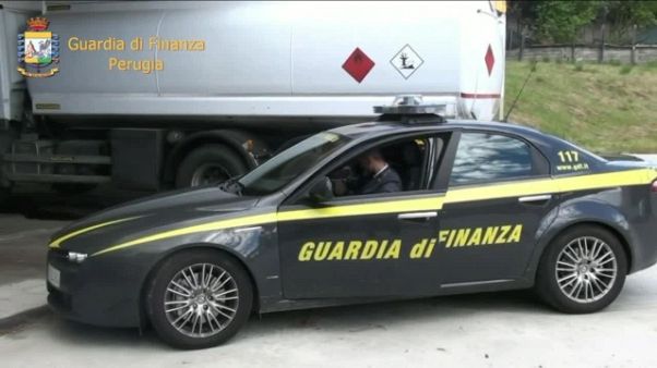 Tenta strangolare moglie, arrestato Tenta strangolare moglie, arrestato