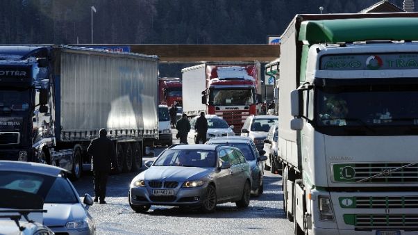 Tir contromano su A9, denunciato autista Tir contromano su A9, denunciato autista