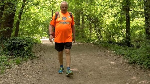 Podista di 85 anni gira l'Italia a piedi Podista di 85 anni gira l'Italia a piedi