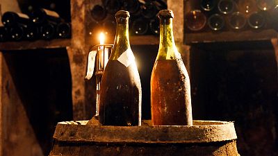 ثلاث زجاجات من النبيذ من عام 1774 تعرض للبيع في مزاد بفرنسا