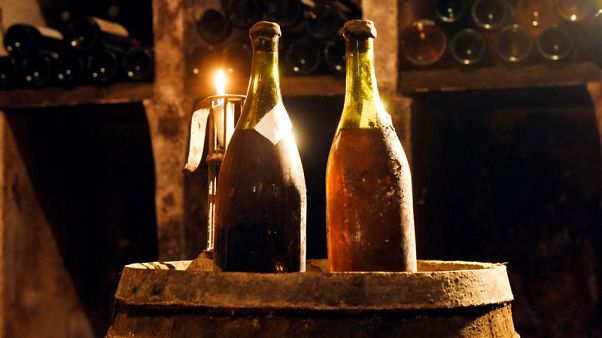 ثلاث زجاجات من النبيذ من عام 1774 تعرض للبيع في مزاد بفرنسا ثلاث زجاجات من النبيذ من عام 1774 تعرض للبيع في مزاد بفرنسا