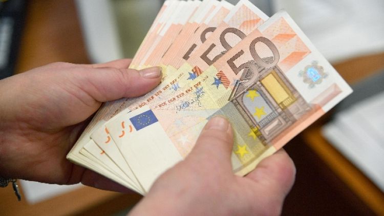 Broker nasconde 253mila euro in auto