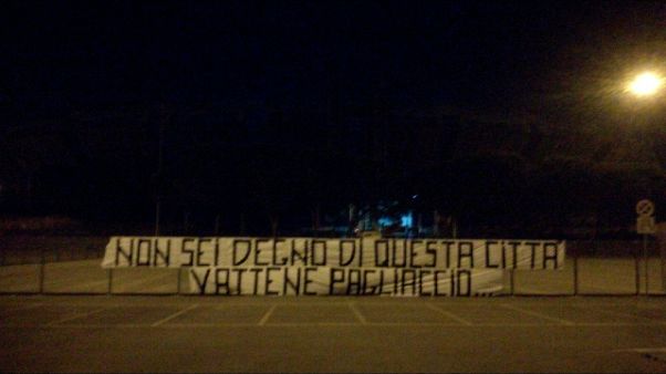 Calcio: Bari, striscioni contro società Calcio: Bari, striscioni contro società