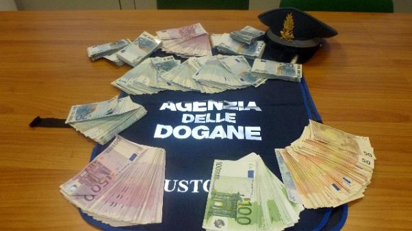 46 mln tra Svizzera e Dubai, 5 arresti 46 mln tra Svizzera e Dubai, 5 arresti