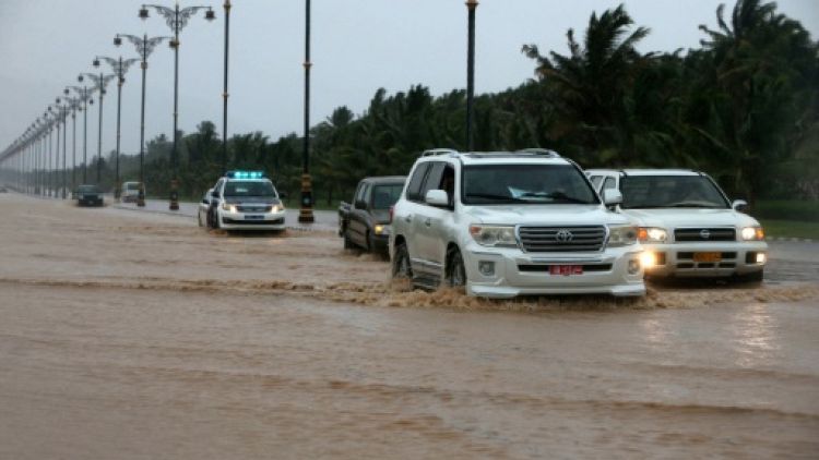 Le cyclone Mekunu rétrogradé en tempête tropicale, deux morts à Oman 