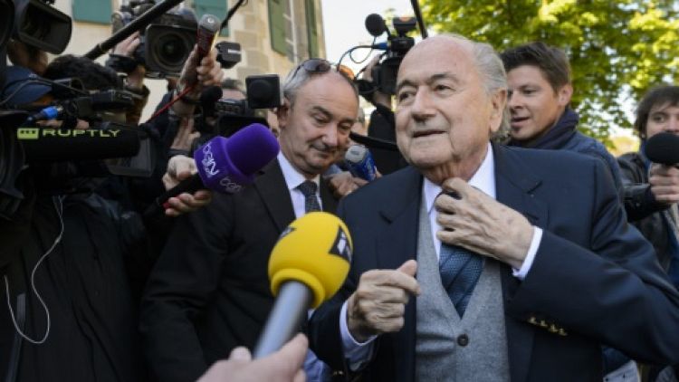 Platini "en l'état" hors de cause: "signe positif" pour Blatter
