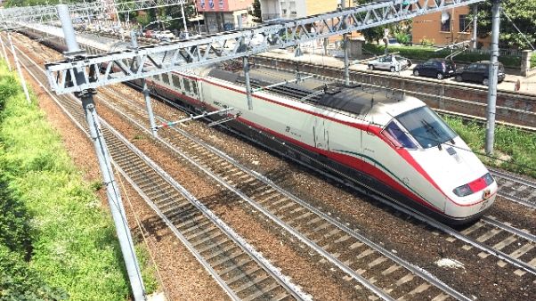 Esce da porta sbagliata treno, ferita Esce da porta sbagliata treno, ferita