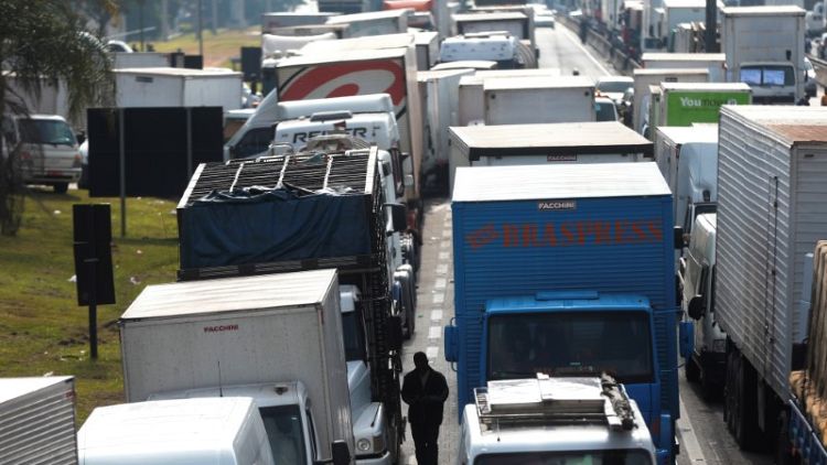 استمرار إضراب سائقي الشاحنات في البرازيل رغم إرسال قوات الجيش