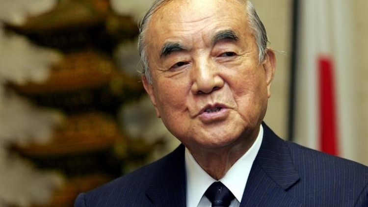 ناكاسوني رئيس وزراء اليابان السابق يحث في عيد ميلاده المئة على تعديل الدستور