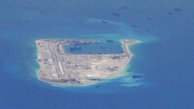 حصري-سفينتان حربيتان أمريكيتان تبحران قرب جزر في بحر الصين الجنوبي