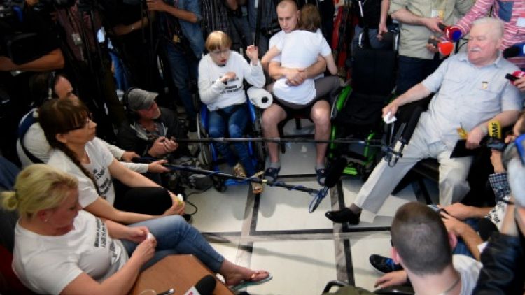 Pologne: des handicapés cessent leur occupation du Parlement