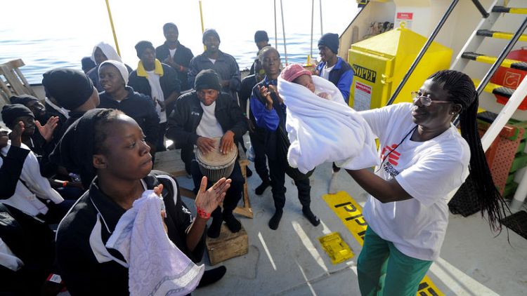 مولد "معجزة" على متن إحدى سفن الإنقاذ في البحر المتوسط