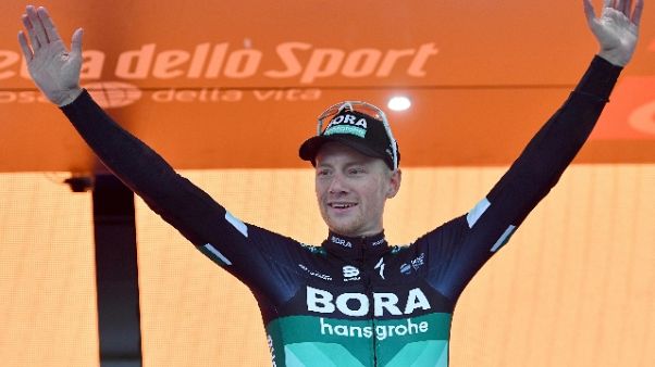 Giro: Bennett brucia Viviani allo sprint Giro: Bennett brucia Viviani allo sprint