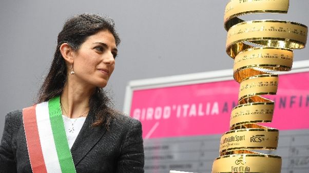 Giro: Raggi, 'Buche? Si,ma giorno festa" Giro: Raggi, 'Buche? Si,ma giorno festa"