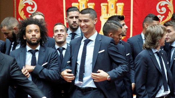 Cori tifosi Ronaldo,ringrazia da balcone Cori tifosi Ronaldo,ringrazia da balcone