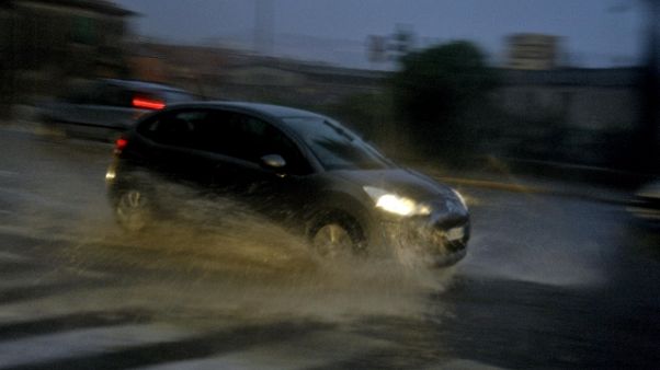 Auto semisommerse pioggia, 5 in salvo Auto semisommerse pioggia, 5 in salvo