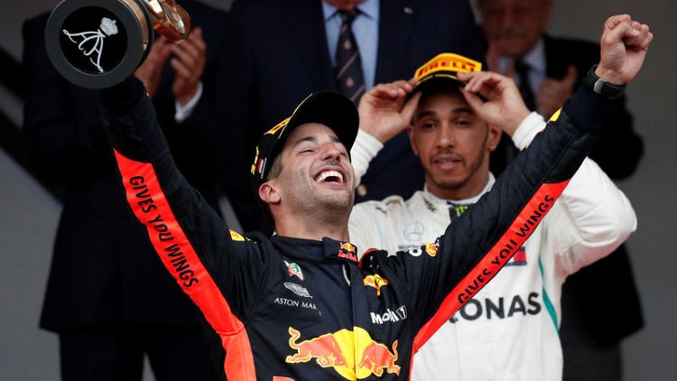 Hamilton sees Ricciardo staying at Red Bull