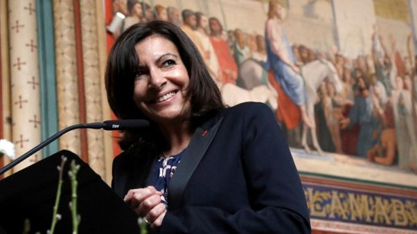 رئيسة بلدية باريس تشيد "ببطل" من مالي لتسلقه بناية لإنقاذ طفل رئيسة بلدية باريس تشيد "ببطل" من مالي لتسلقه بناية لإنقاذ طفل