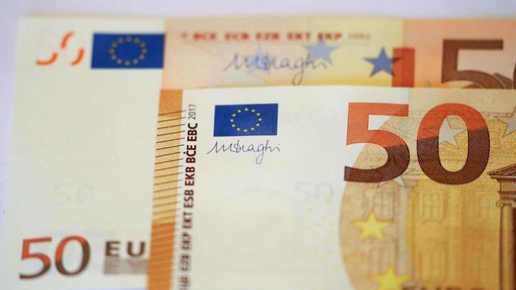 اليورو ينزل مع استمرار القلق في أسواق العملة بسبب التوترات التجارية