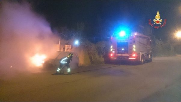 Trovato cadavere carbonizzato in un'auto Trovato cadavere carbonizzato in un'auto