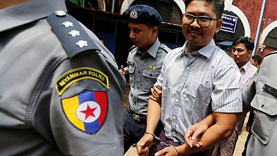 الدفاع عن صحفيي رويترز في ميانمار يقول إن الشرطة حذفت دليلا هاتفيا