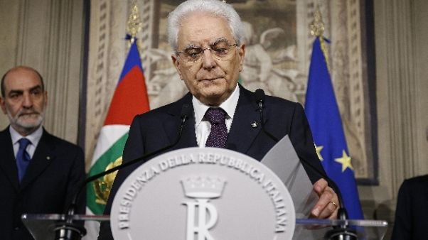 Sindaci sostituiscono foto Mattarella Sindaci sostituiscono foto Mattarella