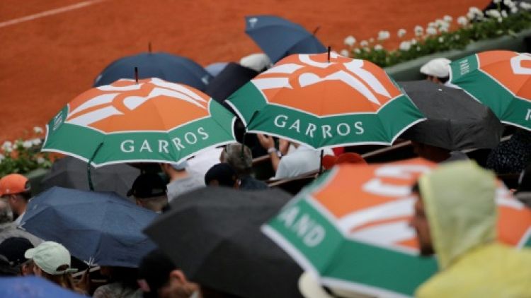 Roland-Garros: Nadal, interrompu par la pluie, terminera mardi