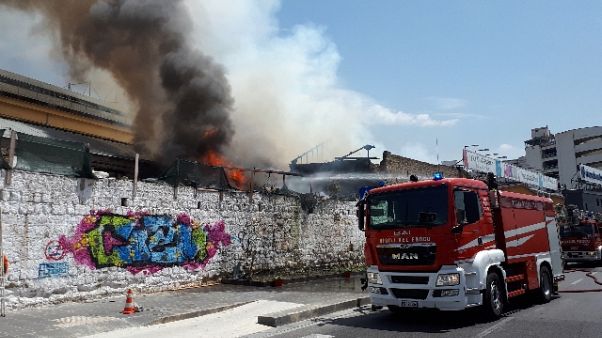Incendio capannone alloggio immigrati Incendio capannone alloggio immigrati
