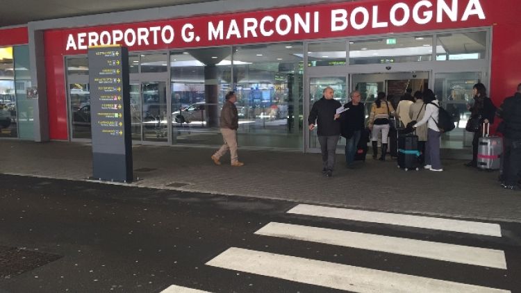 Partorisce all'aeroporto di Bologna