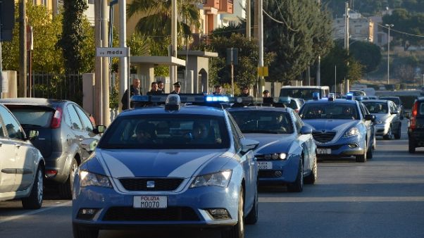 Esplode ordigno davanti portone Taranto Esplode ordigno davanti portone Taranto