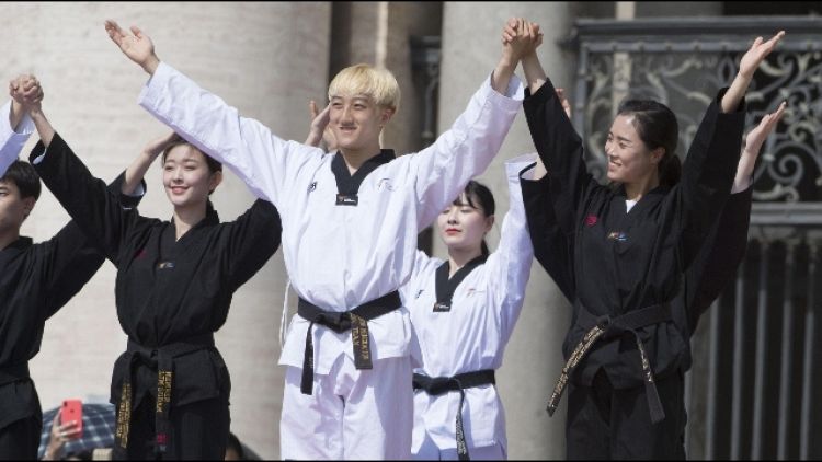 Papa saluta squadra coreana taekwondo