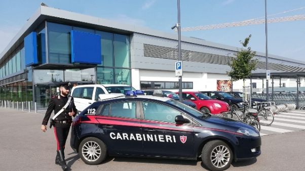 Coppia fratellini in auto al sole, salvi Coppia fratellini in auto al sole, salvi