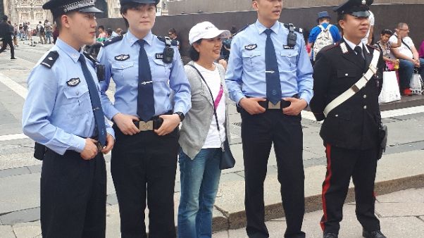 A Milano pattuglie Polizia cinese e cc A Milano pattuglie Polizia cinese e cc