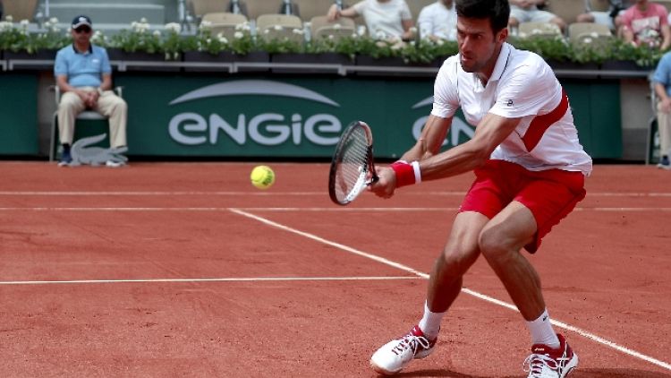 Tennis: Parigi, Djokovic al terzo turno