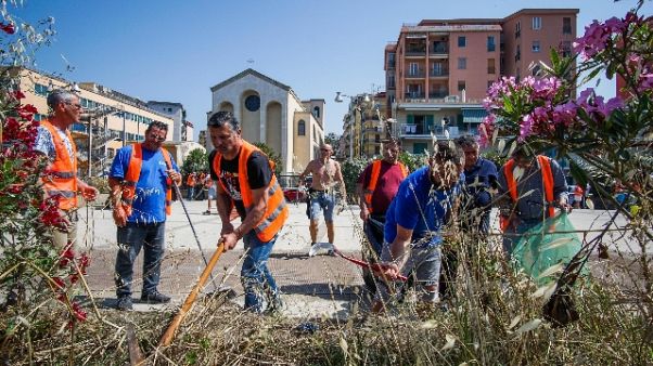 Precari ripuliscono una piazza a Bagnoli Precari ripuliscono una piazza a Bagnoli
