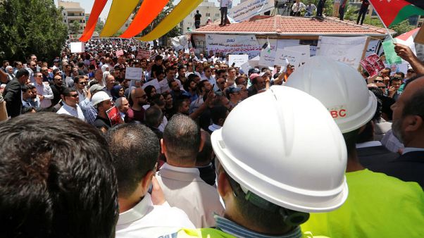 آلاف الأردنيين يضربون احتجاجا على زيادات ضريبية بتوجيه من صندوق النقد آلاف الأردنيين يضربون احتجاجا على زيادات ضريبية بتوجيه من صندوق النقد