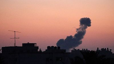 صواريخ الناشطين الفلسطينيين وضربات جوية إسرائيلية تشعل حدود غزة